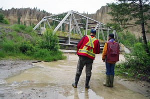 Officials monitoring the rise of Dutch Creek June 20. Ian Cobb/e-KNOW