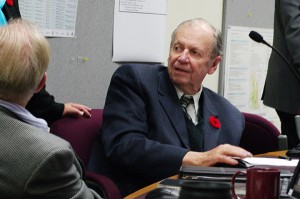 Jim Ogilvie chats with fellow RDEK directors during a break. Ian Cobb/e-KNOW