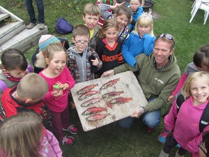 Students learning aquatic biology firsthand with a local biologist and Wild Voices for Kids Community Educator.