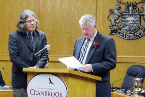 Justice Grant Sheard, left, oversees Mayor Lee Pratt's Oath of Office.