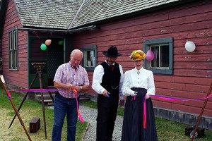 Bill Bennett, Bronwyn Denton and Brad Froggatt cut the ribbon.