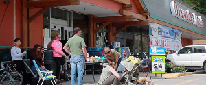 Kimberley Refugee Resettlement Group (KRRG) volunteers attract all ages, accepting donations for picnic food provided by Overwaitea Foods.
