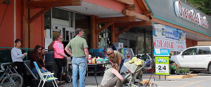 Kimberley Refugee Resettlement Group (KRRG) volunteers attract all ages, accepting donations for picnic food provided by Overwaitea Foods.